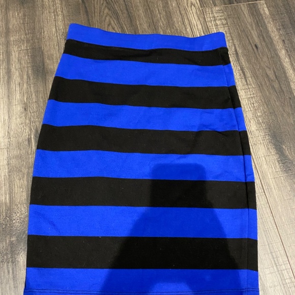 Small Guess Skirt - Picture 6 of 6